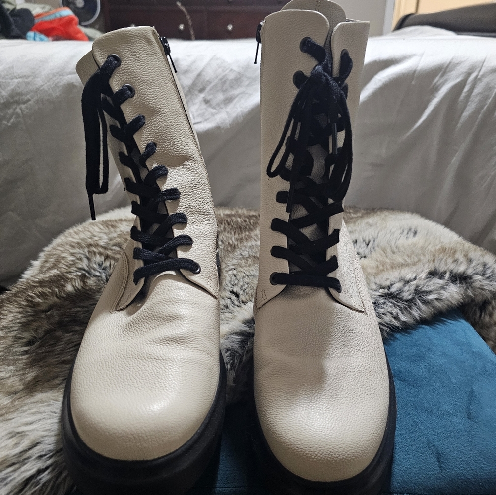 Ecco Women's Cream Lace-Up Boots